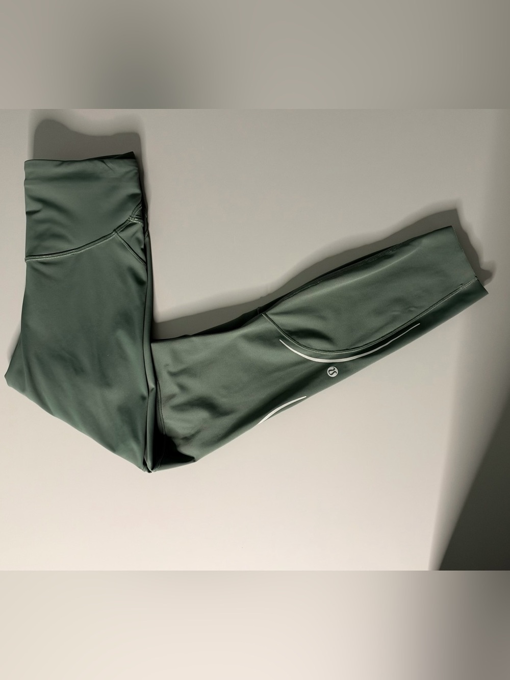 lululemon High-Rise Running Leggings ✨
Women’s Size 4 | Sage Green | Reflective